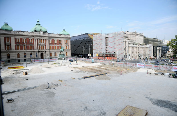 Стопирани радови на Тргу републике